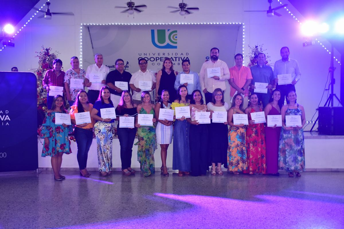 Trabajadores administrativos de la Universidad Cooperativa de Colombia exaltados.